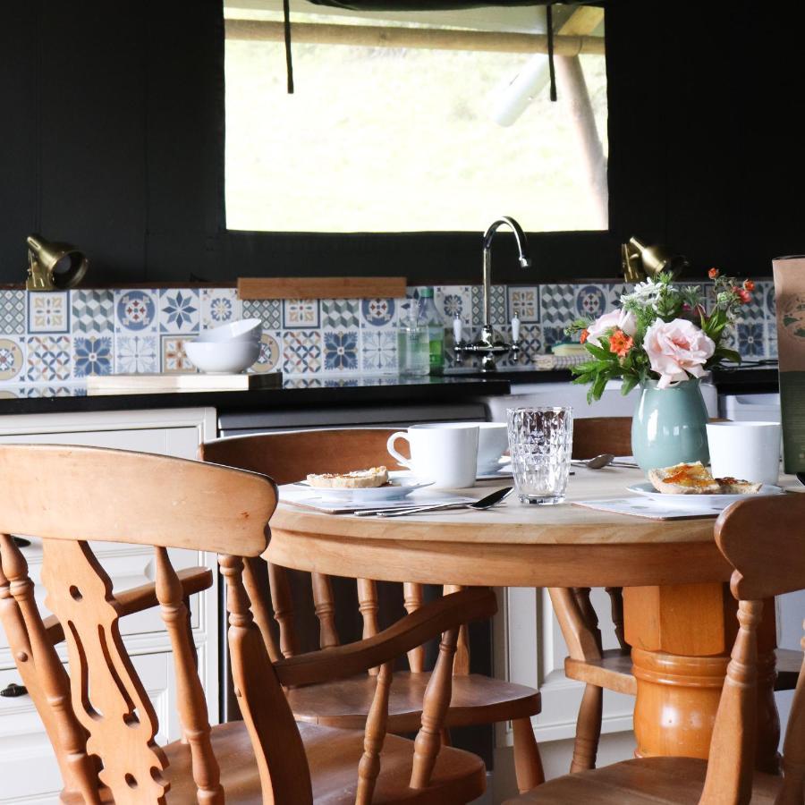 Brackenhill Glamping - Safari Tent With Hot Tub - Sleeps 6 아이비브리지 외부 사진