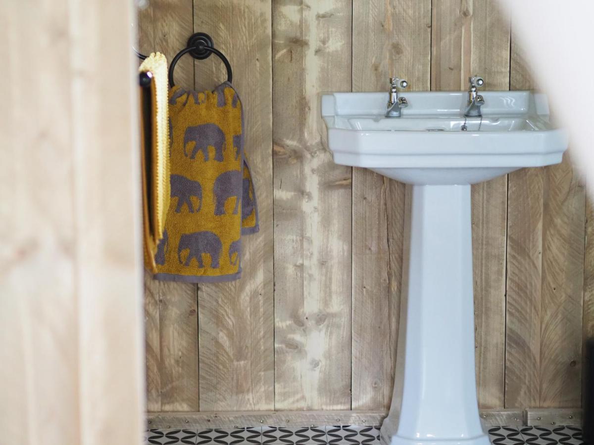 Brackenhill Glamping - Safari Tent With Hot Tub - Sleeps 6 아이비브리지 외부 사진